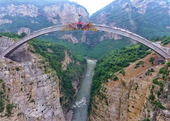 ภาพสะพานเชื่อมหน้าผา เสฉวน - ยูนนาน ข้ามเขตด้วยรถยนต์ จาก 2 ชม.ครึ่ง เหลือ 1 นาที